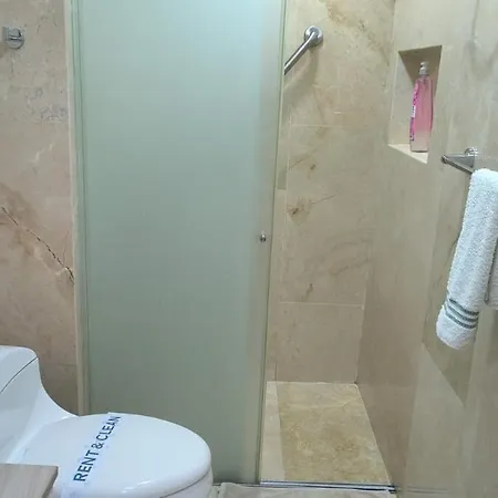 Lujoso En A Pocos Pasos Del Aeropuerto Apartamento