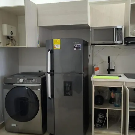Lujoso En A Pocos Pasos Del Aeropuerto Apartamento