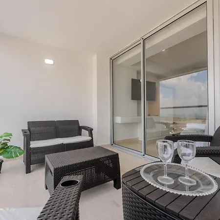 Apartamento Lujoso En A Pocos Pasos Del Aeropuerto