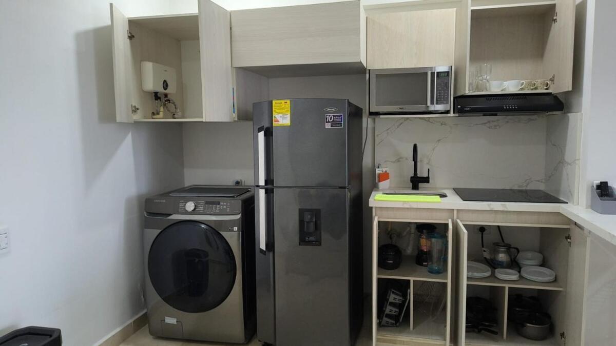 Lujoso En A Pocos Pasos Del Aeropuerto Apartamento